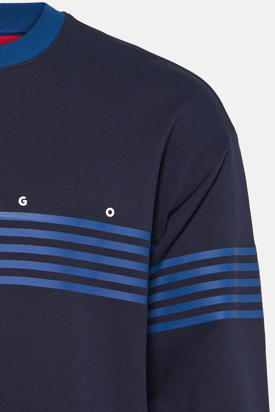 Donkerblauwe ronde hals sweater van HUGO met blauwe strepen en witte letters, close-up voorzijde