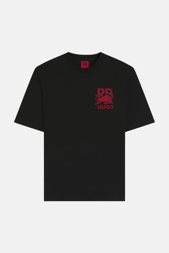 T-shirt noir à manches courtes de HUGO, avec un logo rouge sur la poitrine.