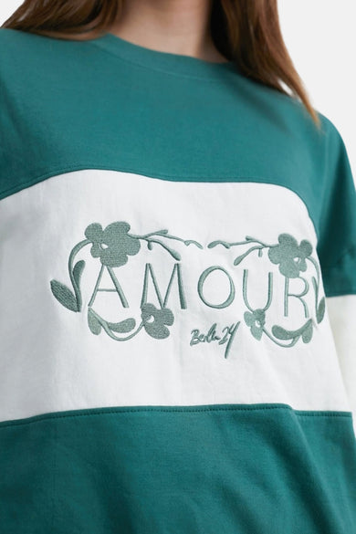 Gilet vert de  col col r rond242424242424,,, une blanc avec et des et brodées autour du mot "Amour".