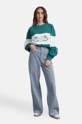 Pull-over vert de ronde rond 242424 cou,,, blanc blanc blanc blanc et blanc " "Amour" combiné avec un pantalon de corduroy bleu.