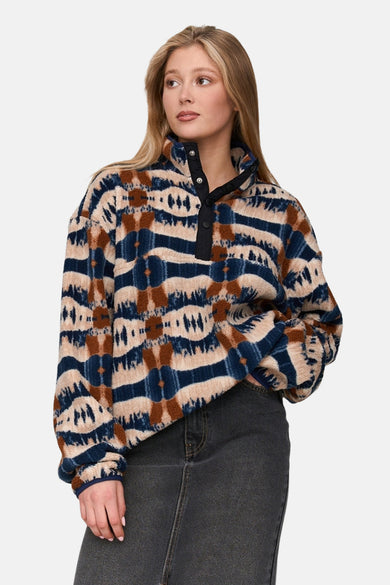 Meerkleurige fleece van 24 colours gmbh met een retro patroon en knoopsluiting, gedragen met een grijze denim rok.
