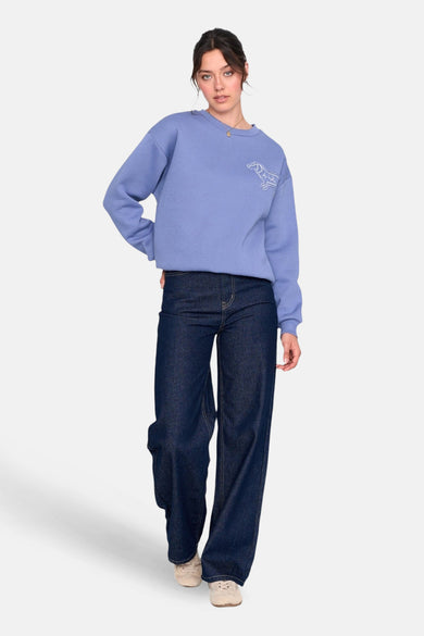 Blauwe sweater van 24 colours gmbh, met lange mouwen en een print op de borst.