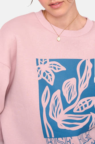 Gilet rose de 24 colours gmbh, avec une impression bleue carrée avec des feuilles blanches, et une chaîne dorée.
