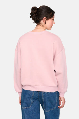 Gilet rose de 24 colours gmbh, avec des manches longues et porté avec un jean bleu.