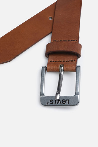 Ceinture en cuir brun de Levi's® Accessories, avec une boucle argentée et des points le long des bords.