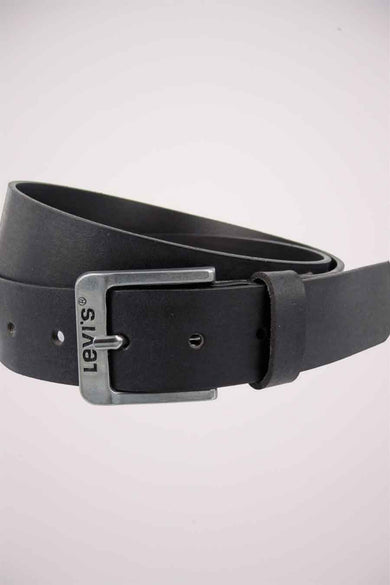 Ceinture noire de Levi's® Accessories, portée avec un jean bleu et des baskets noires hautes.