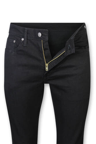 Jean slim fit noir de Levi's® avec fermeture à glissière dorée, boutons et poches.