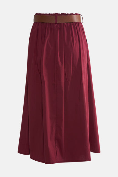 Bordeaux lange rok van Terra di Siena, met bruine riem om de taille.
