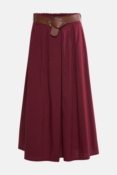 Bordeaux lange rok van Terra di Siena met een bruine riem met gesp om de taille.