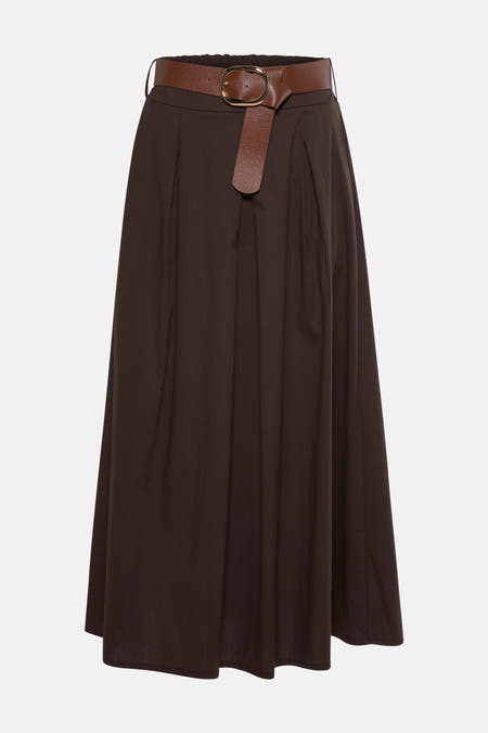 Lange bruine rok van Terra di Siena, met een brede bruine riem met goudkleurige gesp.