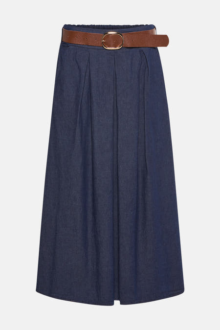 Donkerblauwe lange rok van denim van Terra di Siena met bruine riem en plooien.
