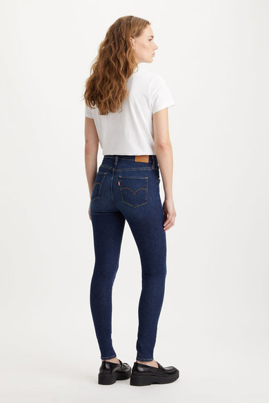 Donkerblauwe skinny jeans van Levi's, met een donkere wassing en een leren merklabel achterop.
