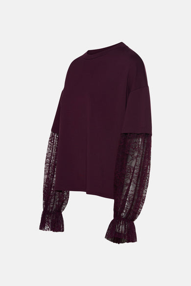 Bordeaux sweater van Terra di Siena met lange mouwen van bordeauxkleurig kant en ruches.
