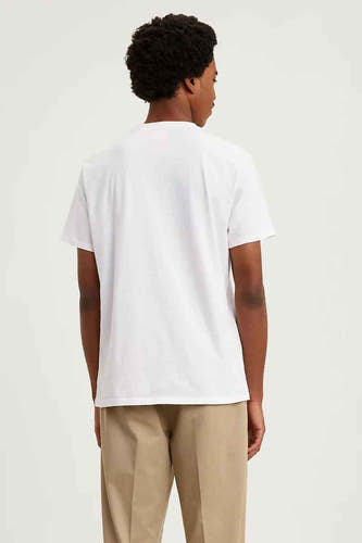Wit T-shirt van Levi's, achterkant gezien, gedragen met kaki broek.