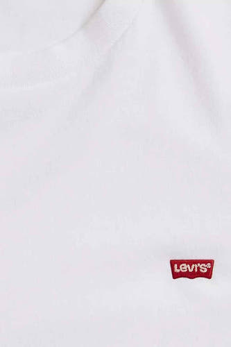 Wit T-shirt van Levi's met een klein, rood logo op de borst.
