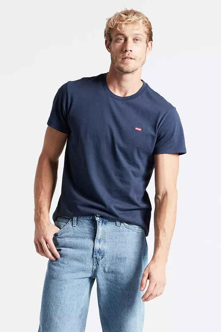 T-shirt bleu de Levi's, vu de de l'arrière, porté avec un pantalon gris.