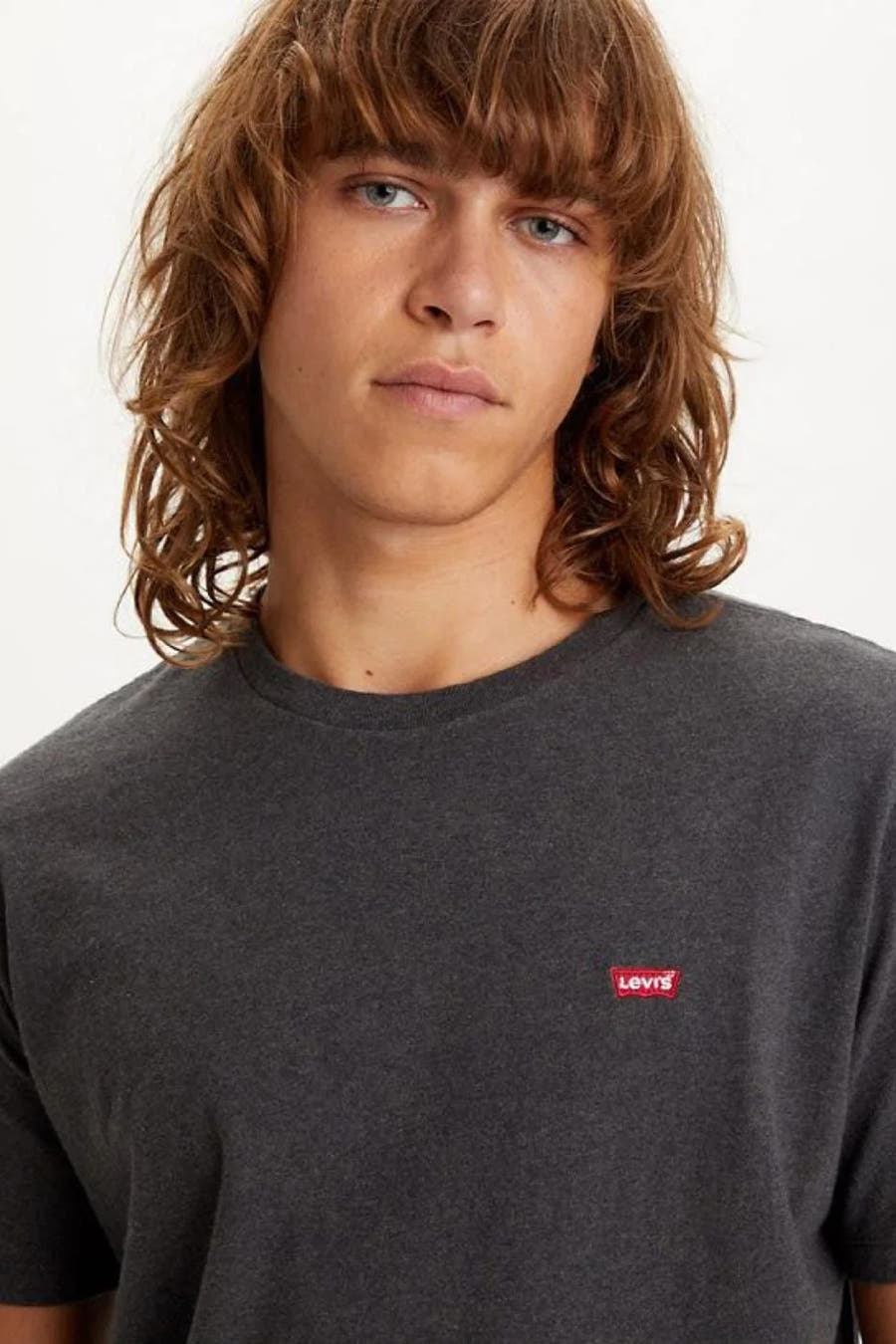 T-shirt gris de Levi's avec des manches courtes et un petit logo rouge sur la poitrine.