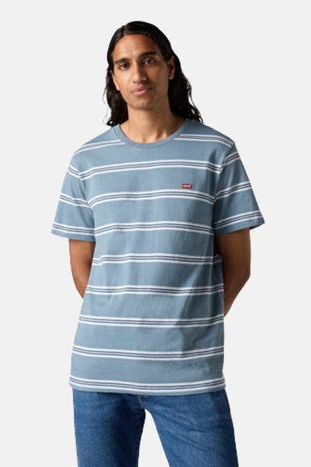 Blauw T-shirt met korte mouwen van Levi's, met witte strepen en een klein rood logo op de borst.
