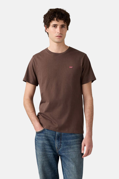 Bruin T-shirt met korte mouwen van Levi's, gedragen met een spijkerbroek.
