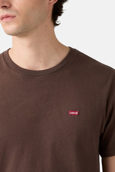Bruin T-shirt met korte mouwen van Levi's, met een klein rood merklogo op de borst, close-up.