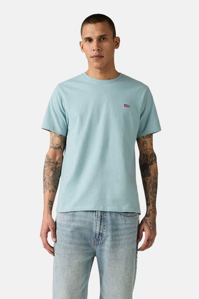 Blauw T-shirt met korte mouwen van Levi's, gedragen met een blauwe jeans.