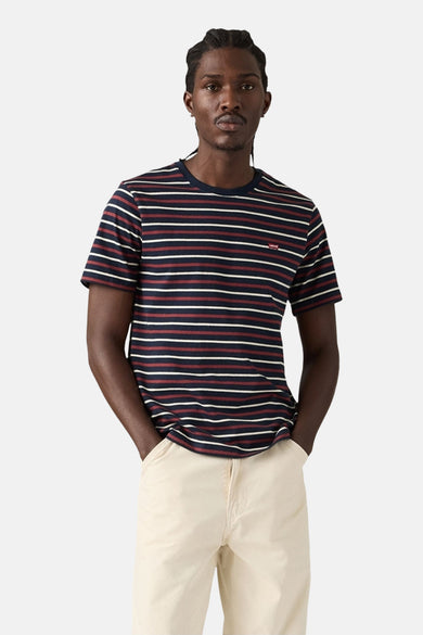 Blauw T-shirt met korte mouwen van Levi's, met een gestreept patroon en gedragen met een beige broek.
