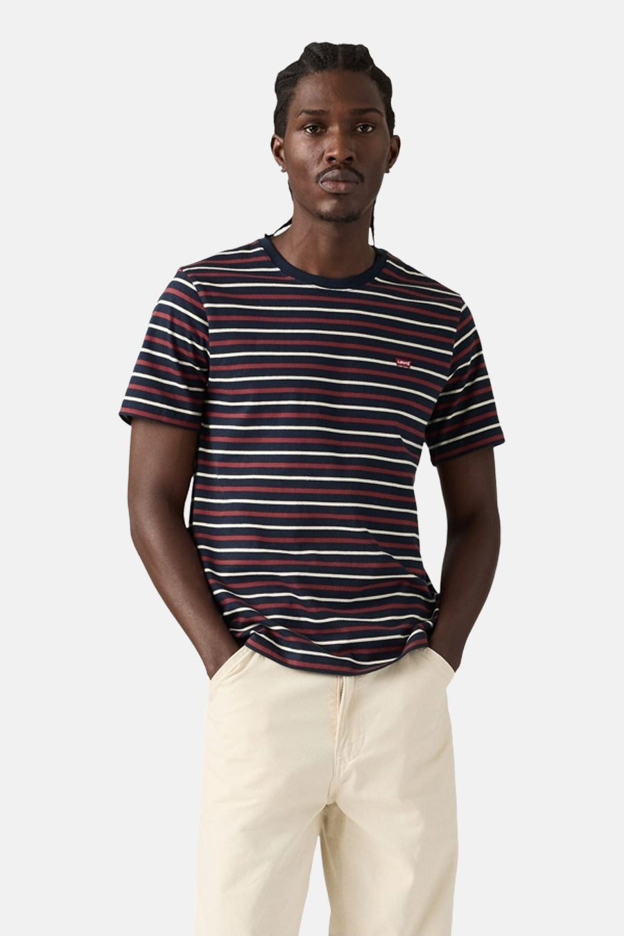 T-shirt à manches courtes rayé bleu de Levi's®, avec des rayures rouges et blanches et un logo sur la poitrine.
