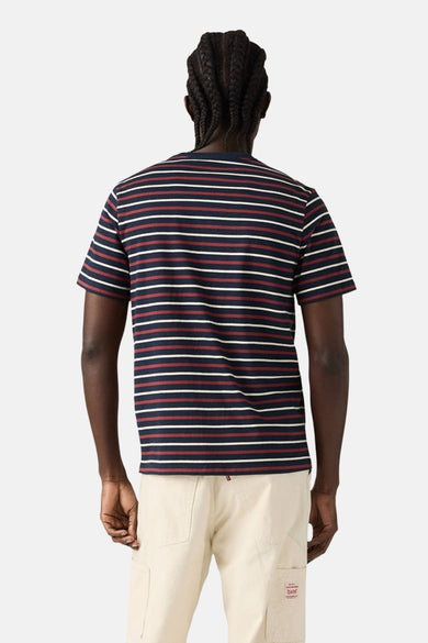 Blauw T-shirt met korte mouwen van Levi's® met gestreept patroon en beige broek.