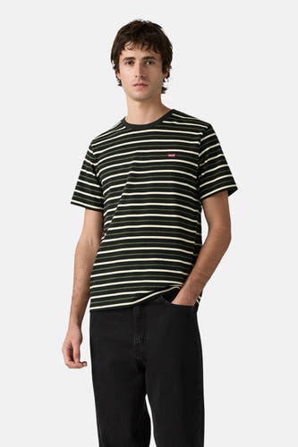 T-shirt à manches courtes rayé noir de Levi's, avec des rayures blanches horizontales, porté avec un jean noir.