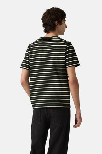 Zwart gestreept T-shirt met korte mouwen van Levi's, met horizontale witte strepen, gedragen met een zwarte jeans.
