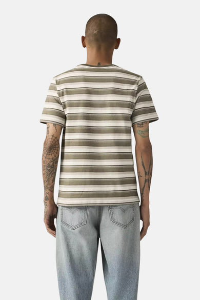 T-shirt multicolore à manches courtes de Levi's®, avec rayures horizontales et dos visible.