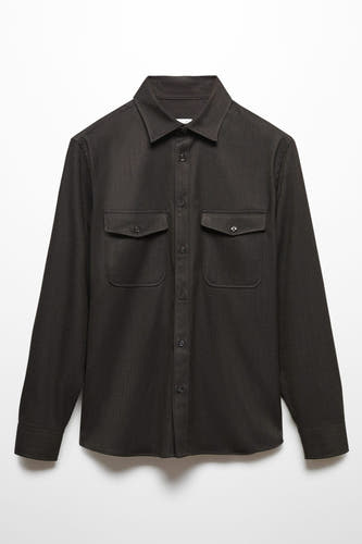 Chemise brune à manches longues de MANGO, dotée d'une fermeture à boutons et de deux poches poitr avec avec des boutons.