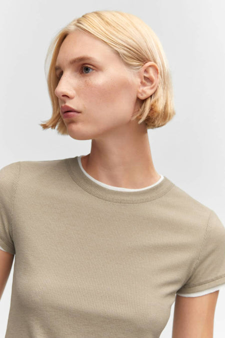 Groene ribbel t-shirt van MANGO met witte kraag en mouwrand, close-up zijaanzicht
