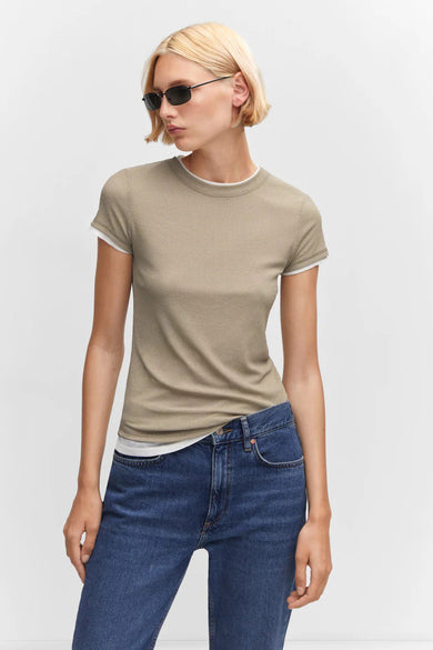 Olijfgroene ribbel t-shirt van MANGO met witte bies aan kraag en mouwen, gedragen met blauwe jeans, front view