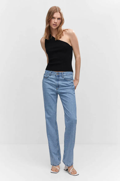 Top noir sans manches de MANGO, design asymétrique, structure côtelée, modèle en jean bleu clair et sandales blanches, vue de face