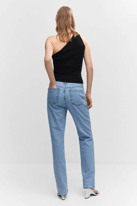 Top noir asymétrique de MANGO, coupe ajustée, vue de dos, porté avec un jean bleu clair et des talons blancs