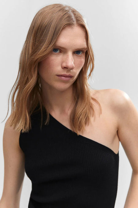 Top asymétrique sans manches noir de MANGO, texture côtelée, modèle aux cheveux châtain clair, vue de face