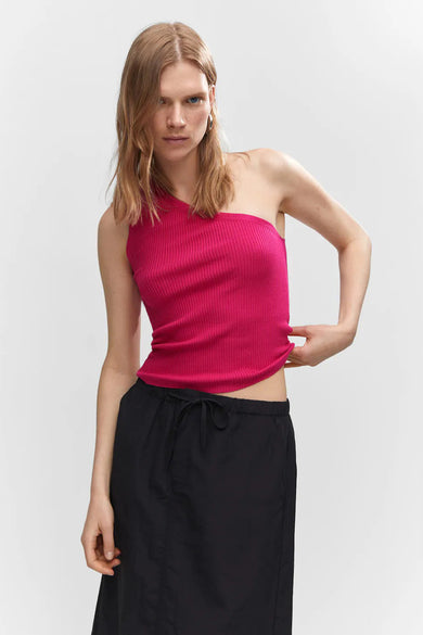 Roze mouwloze top met ribstructuur van MANGO, asymmetrische halslijn, model draagt zwarte broek, front view