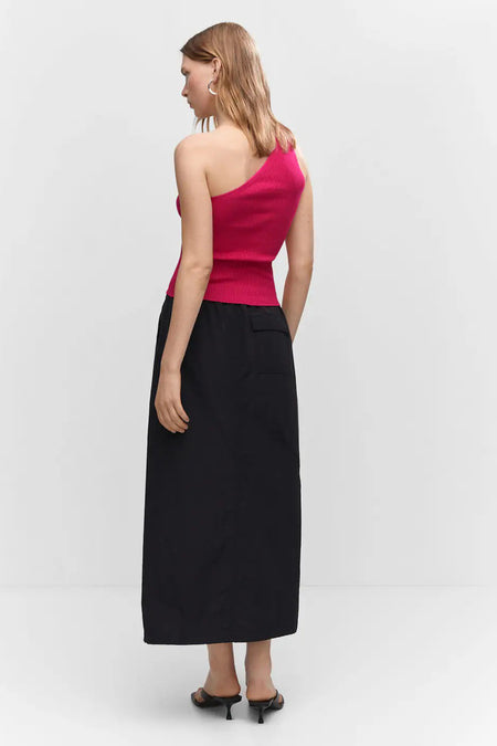 Roze mouwloze top van MANGO, ribstructuur, asymmetrische halslijn, achterkant weergegeven, model draagt zwarte rok en sandalen