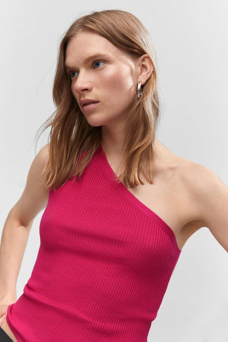 Roze ribbovenstuk zonder mouwen van MANGO, asymmetrische halslijn, strakke pasvorm, model in zijprofiel