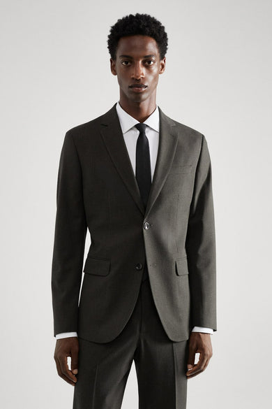 Blazer vert de MANGO, avec une coupe slim fit et un étiquette visible avec les détails des tailles.