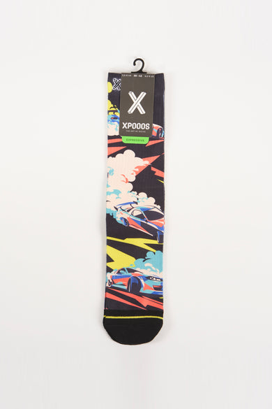 Multicolor sokken met raceauto print van XPOOOS, donkere basis met heldere accenten en gele streep aan voet, front view