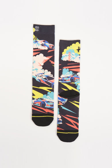 Multicolor sokken met raceauto print van XPOOOS, donkere basis met neon accenten en wolkendetails, platte lay-out