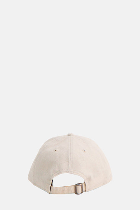 Beige pet van NEW ERA, met verstelbare bandsluiting aan de achterkant.
