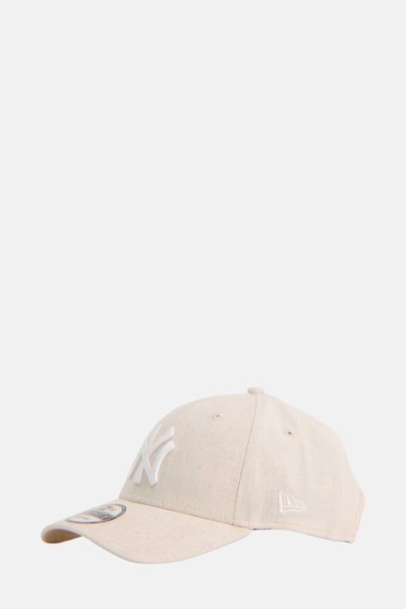Beige pet van NEW ERA, met een geborduurde 'NY' logo aan de voorkant.
