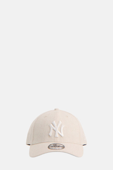 Beige pet van NEW ERA met wit Yankees-logo op de voorkant.
