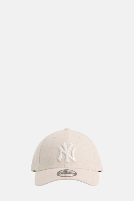 Chapeau beige de NEW ERA avec le logo des Yankees blanc sur l'avant.