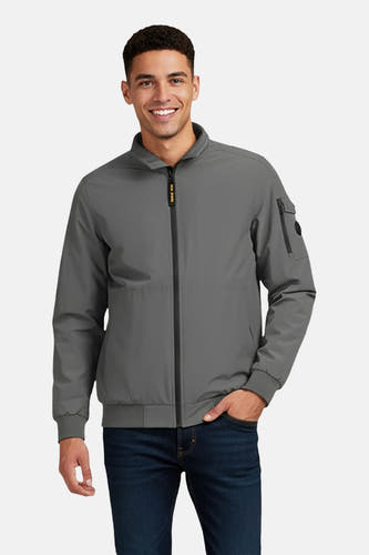 Groene korte jas van Cars, met lange mouwen en een zwarte ritssluiting, gedragen met een donkere jeans.
