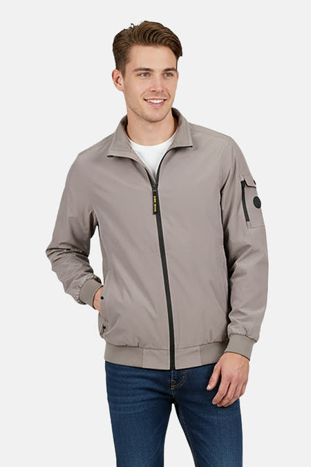 Grijze korte jas van Cars, met een zwarte ritssluiting en een kleine zak op de mouw.