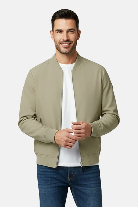 Veste courte verte de Cars portée sur un T-shirt blanc et des jeans bleus.